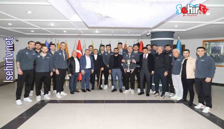 Şampiyon voleybol takımı kupayı Başkan Özcan’a teslim etti
