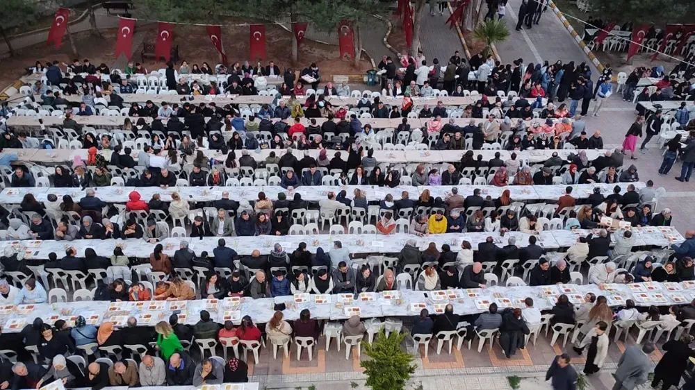 Okul bahçesinde şehitler için iftar düzenlendi