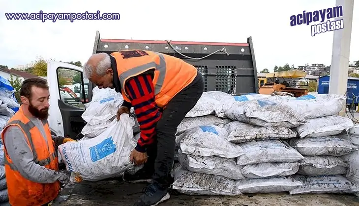 Belediyeden ihtiyaç sahibi ailelere
                    yakacak yardımı